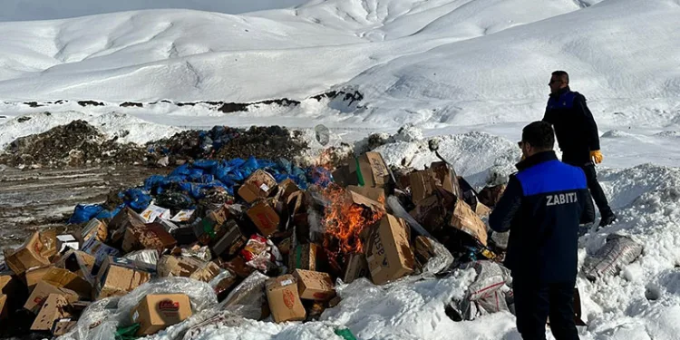 Tarihi geçmiş bir kamyon gıda imha edildi