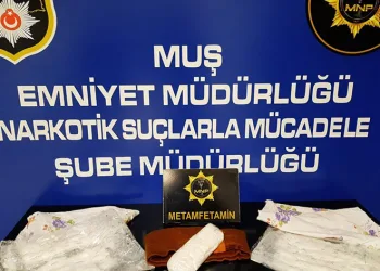Beline ve bacaklarına sardığı uyuşturucuyla yakalandı