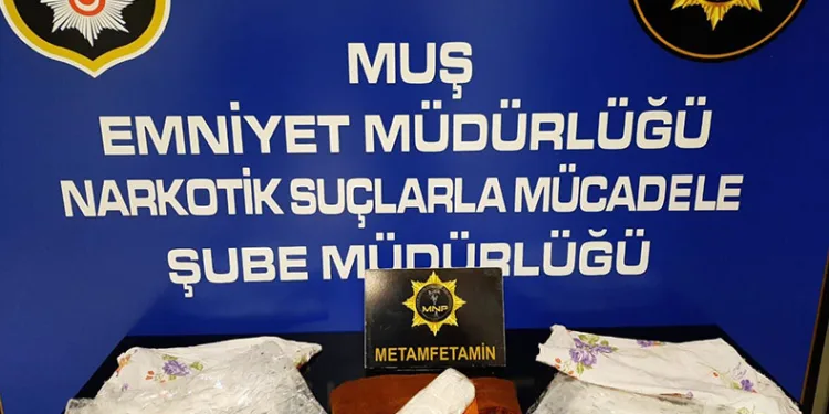 Beline ve bacaklarına sardığı uyuşturucuyla yakalandı