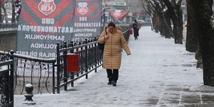 Kar yağışı Kastamonu’yu beyaza bürüdü
