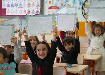 108 bin 760 öğrenci karne heyecanı yaşadı