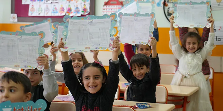 108 bin 760 öğrenci karne heyecanı yaşadı