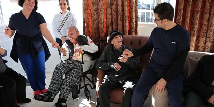 Huzurevinde kalan akranlarına konser verdiler