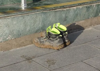 Çamurlu ayakkabılarını çıkarıp öyle girdi