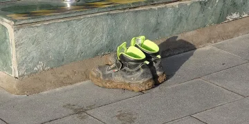 Çamurlu ayakkabılarını çıkarıp öyle girdi