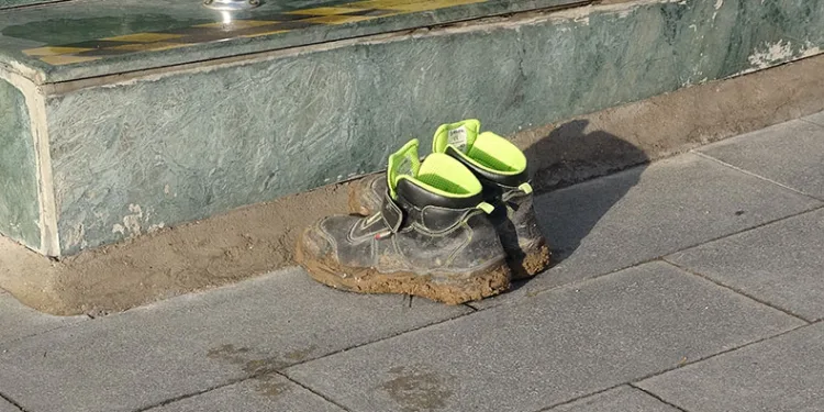 Çamurlu ayakkabılarını çıkarıp öyle girdi