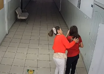 Öğrencisini Heimlich manevrası ile kurtardı