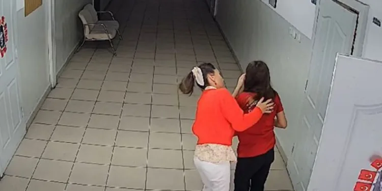 Öğrencisini Heimlich manevrası ile kurtardı