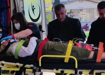 Otobüs ile otomobil kafa kafaya çarpıştı