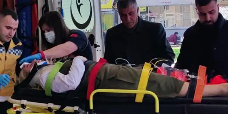 Otobüs ile otomobil kafa kafaya çarpıştı