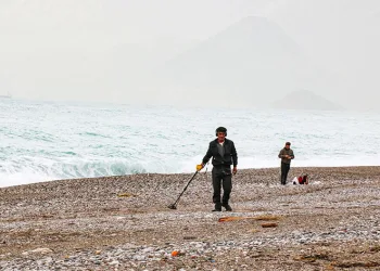 Dünyaca ünlü sahilde, tatilcilerin yerini defineciler aldı