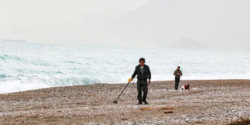 Dünyaca ünlü sahilde, tatilcilerin yerini defineciler aldı