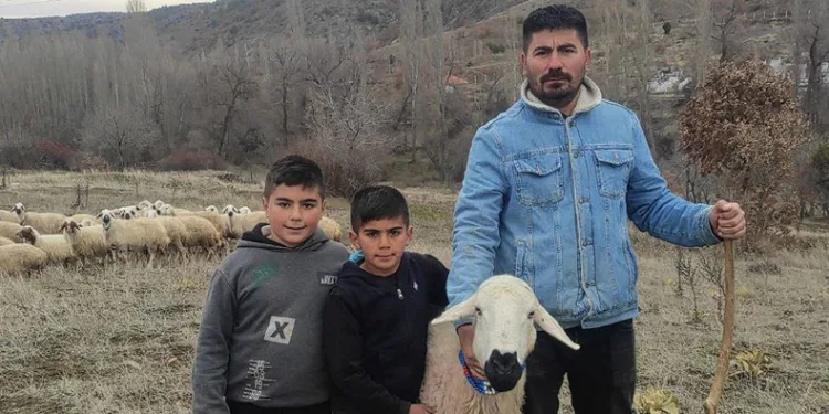 Şehir hayatından uzaklaşıp köyüne döndü