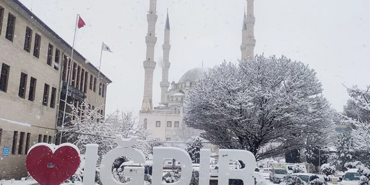 Iğdır’da kar yağışı etkili oluyor