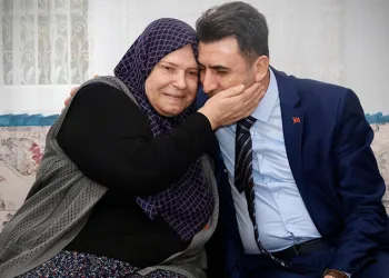 Şehit ailesinin acısını paylaştı