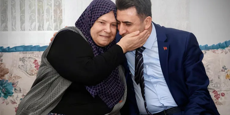 Şehit ailesinin acısını paylaştı