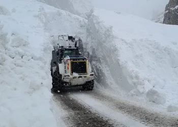 Çığ bölgesindeki çalışmalarda 10 metre yüksekten düştü