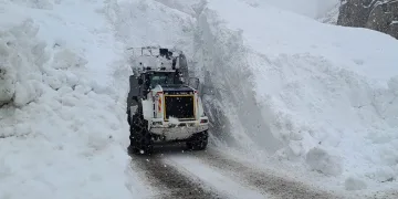 Çığ bölgesindeki çalışmalarda 10 metre yüksekten düştü