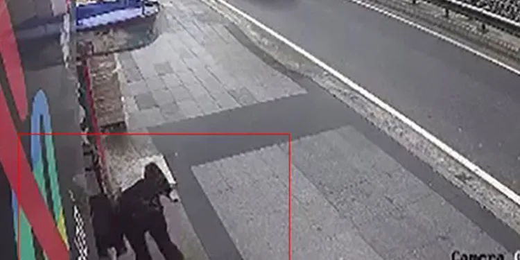 Esenyurt’ta bıçaklı saldırgan dehşeti
