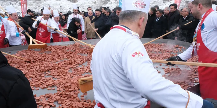 Dövme Sucuk Festivaline binlerce vatandaş akın etti