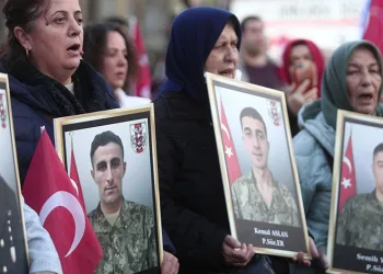 Bursa’da yüzlerce kişi şehitler için yürüdü