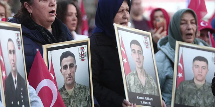 Bursa’da yüzlerce kişi şehitler için yürüdü