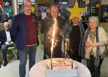 Yaşlı konuk evinde yılbaşı sevinci