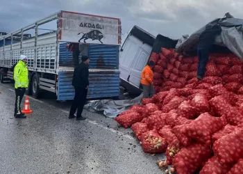 Akdağmadeni’nde soğan yüklü tır devrildi