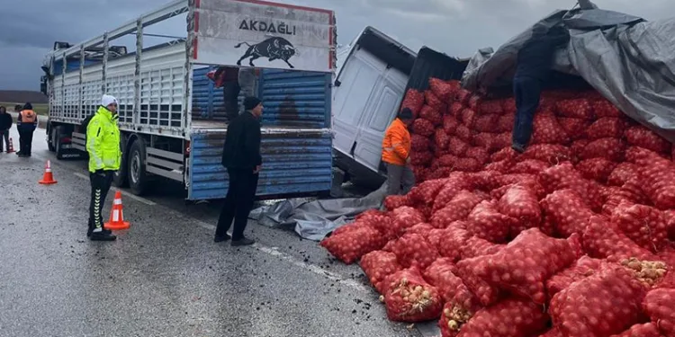 Akdağmadeni’nde soğan yüklü tır devrildi