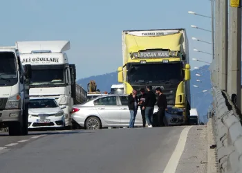 Tır çarptığı otomobili önünde sürükledi