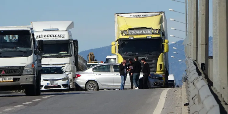 Tır çarptığı otomobili önünde sürükledi