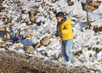 Hatay’da afetzede vatandaşlar yağan karın tadını çıkarttılar