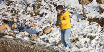 Hatay’da afetzede vatandaşlar yağan karın tadını çıkarttılar