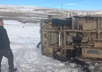 Susuz saman yüklü kamyonet devrildi