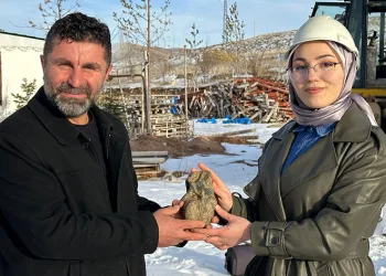 Kalp şeklindeki taş merak uyandırdı