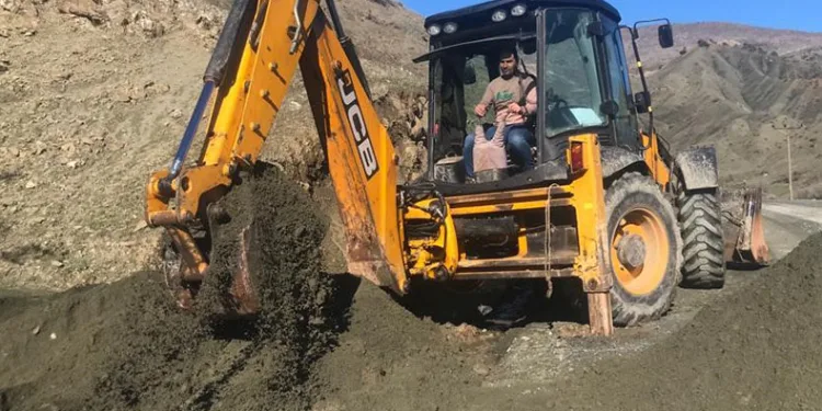 Sağanak nedeniyle kapanan köy yolları ulaşıma açıldı