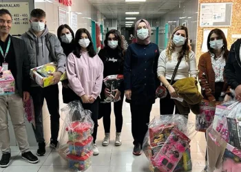 Liselilerden kanser hastalarına anlamlı hediye