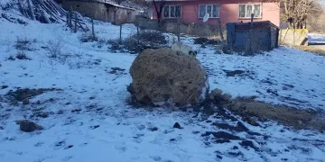 Yuvarlanan kayalar evleri teğet geçti