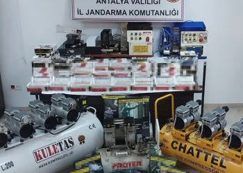 Evde kaçak sigara üretip satan 2 kişi yakalandı