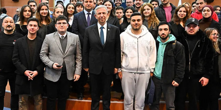 Mansur Yavaş, gençlerle bir araya geldi