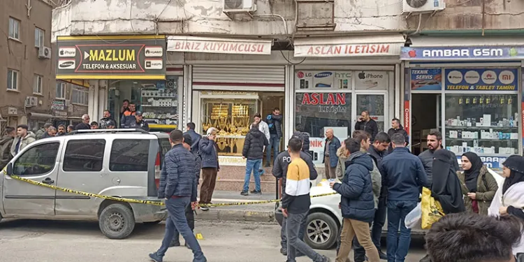 Maskeli şahıslardan kuyumcuya silahlı saldırı