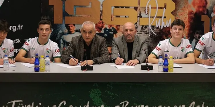 Bursaspor’da geleceğe imza