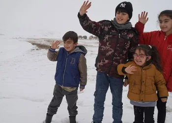 Karda mahsur kalan öğrencilerin yardımına ekipler ulaştı