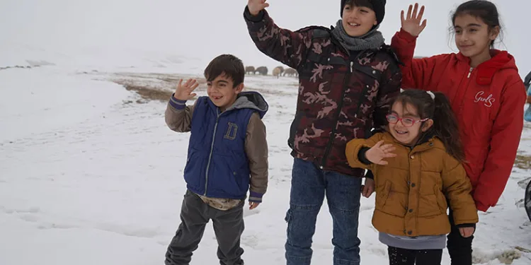Karda mahsur kalan öğrencilerin yardımına ekipler ulaştı