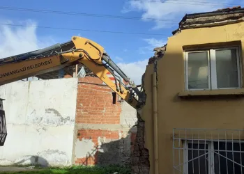 Osmangazi’den Mahalleleri Güvenli Hale Getiren Yıkım