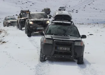 Off-roadçuların lastik raftingi keyfi
