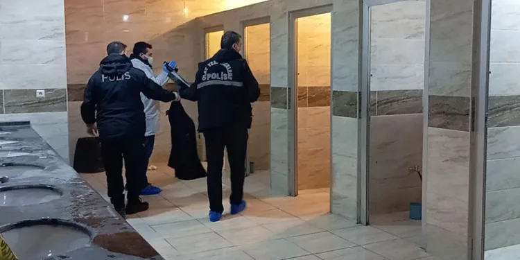 Yaşlı adam cami tuvaletinde ölü bulundu