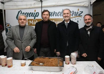 Kandil helvası Hacı Lütfullah Camisinde ikram edildi