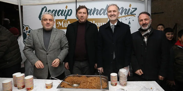 Kandil helvası Hacı Lütfullah Camisinde ikram edildi