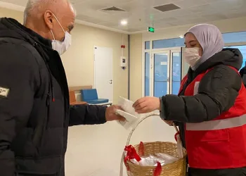 Kızılay gönüllüleri maske dağıttı